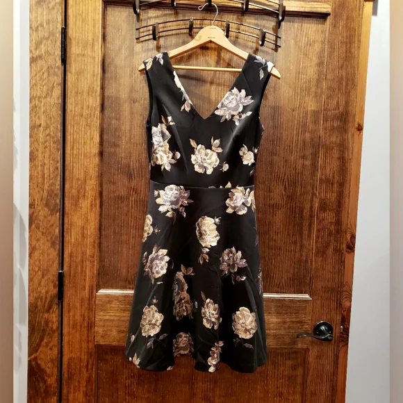 green emerald velvet dress Top Sleeveless By White House Black Market In Gold, Size: L – Clothes  Mentor Westerville OH #126 main image 0